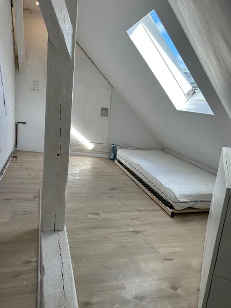 Kleines, ruhiges & helles Dachgeschoss Apartment-möbliert, inkl. Strom & Internet- befristet — photo 1